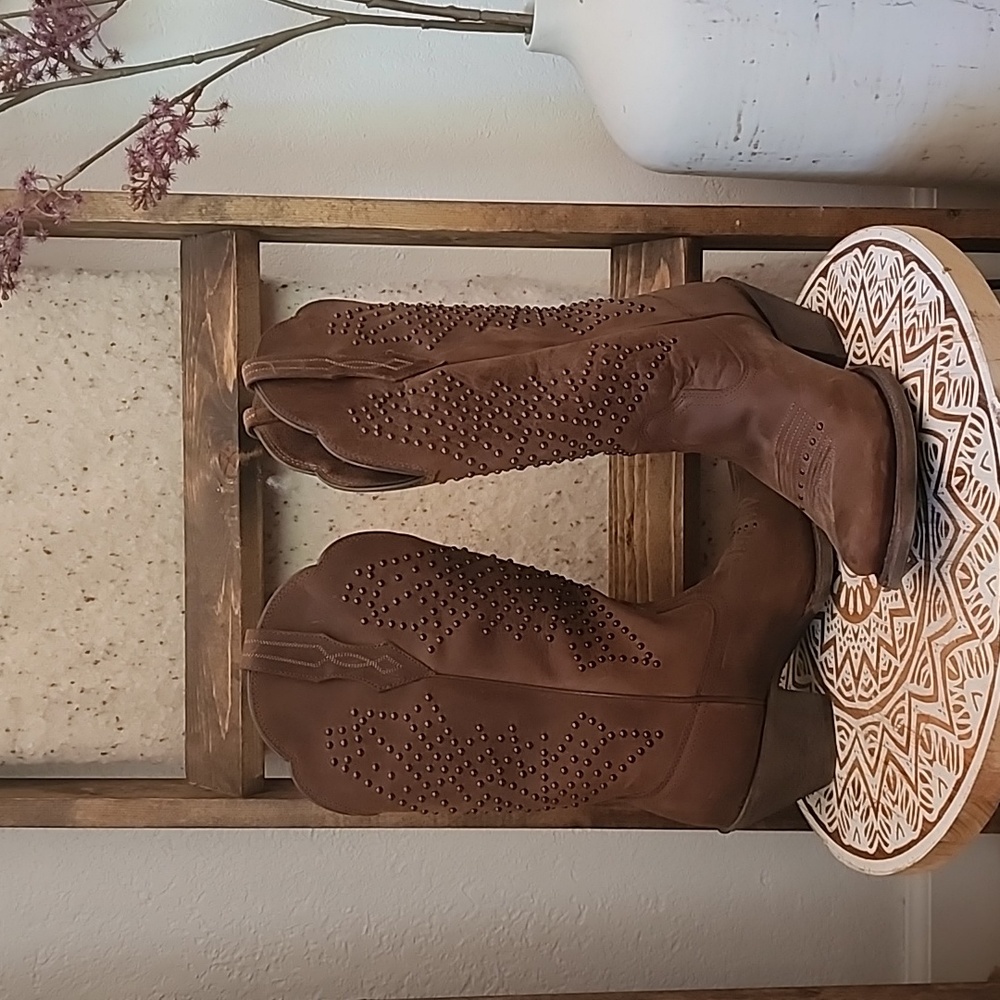 Ariat Cowgirl Boots! So cute!